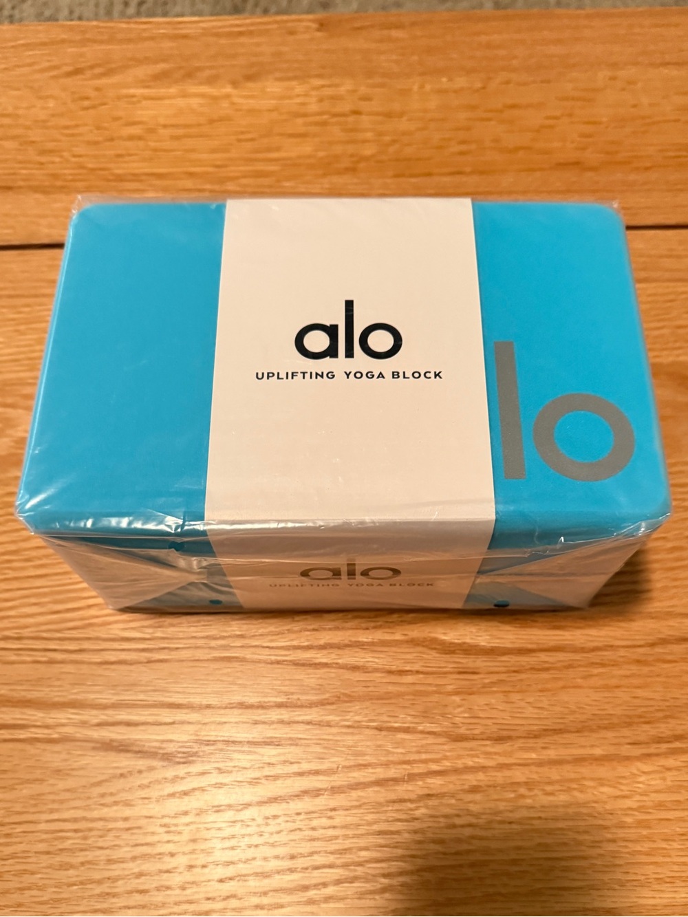 NWT Alo Yoga Uplifting Block Bright Aqua Silver